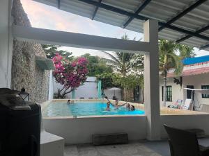 un grupo de personas jugando en una piscina en Casa Torices Real 12 en Cartagena de Indias