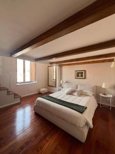 Voodi või voodid majutusasutuse Penthouse 23 - Vatican Charming Apartment toas