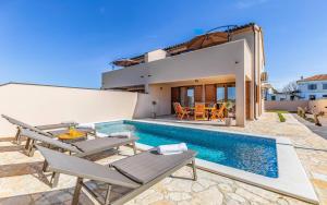 Πισίνα στο ή κοντά στο Stylish Villa Belaj with pool, sauna, jacuzzi and sea view by WiiBuk