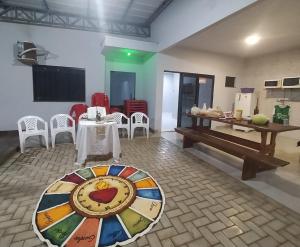 une salle à manger avec une table et une table et des chaises dans l'établissement Piscina, Hidro, churrasqueira em casa, ambas privativas - Reserva 2 quartos com ar, 2 banheiros, sala,cozinha e pátio privativos, para moradia memorável ou evento, acesse descontão por duração!, à Sorriso