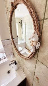 a bathroom with a mirror and a sink at Apartament "Przy Jeziorku" in Kętrzyn