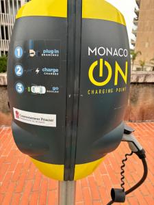 een parkeermeter met een mobiele telefoon erop bij Studio jardin 5 mn plage Monaco Air Conditioner in Beausoleil