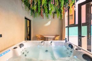 a jacuzzi tub in a room with a table at Suite de luxe + jacuzzi à Gueliz in Marrakech