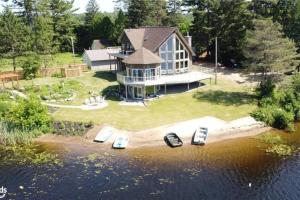 Luxury Lakeview Dream Cottage with Hot Tub