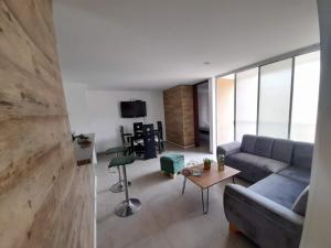 - un salon avec un canapé et une table dans l'établissement Gaira Apartamento Amoblado Bucaramanga, à San Gil