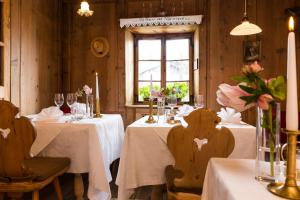 A restaurant or other place to eat at Hotel Heubad