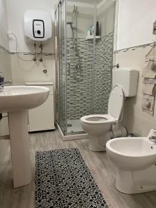 Un baño con inodoro, lavabo y ducha. en Cristina's House, en Sciacca
