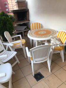 a table and chairs sitting on a patio at Chalet de la playa in Oropesa del Mar