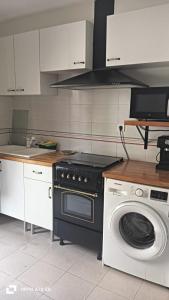 a kitchen with a stove and a washing machine at Chalet de la playa in Oropesa del Mar