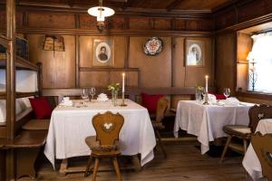 A restaurant or other place to eat at Hotel Heubad