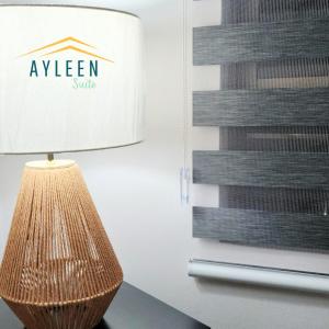 een lamp op een tafel naast een muur bij Ayleen Suite in Antofagasta