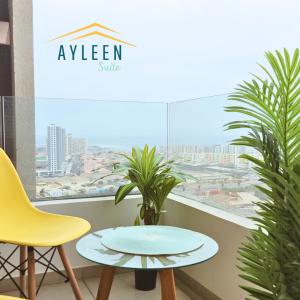 een kamer met 2 stoelen, een tafel en een raam bij Ayleen Suite in Antofagasta