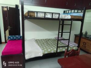 Tempat tidur susun dalam kamar di Vasishta Homestay