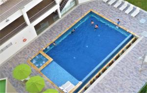 - une vue sur la piscine dans l'établissement Gaira Apartamento Amoblado Bucaramanga, à San Gil