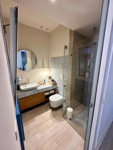een badkamer met een toilet, een wastafel en een douche bij Appartamento Punta Grande - Scala dei Turchi in Realmonte