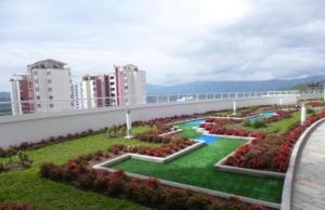 - une vue sur un jardin fleuri dans un bâtiment dans l'établissement Gaira Apartamento Amoblado Bucaramanga, à San Gil