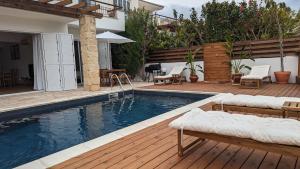 Bazén v ubytování Villa Aura - Villa in Peyia nebo v jeho okolí