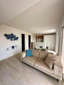 een woonkamer met een bank en een keuken bij Appartamento Punta Grande - Scala dei Turchi in Realmonte
