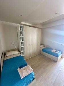 una piccola camera con letto blu e armadio di Appartamento Punta Grande - Scala dei Turchi a Realmonte