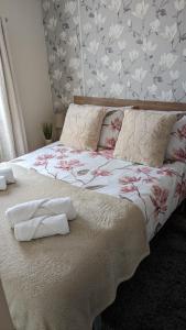 a bedroom with a bed with towels on it at Floppyfeet Pet Friendly Holiday Home Rental Thornwick Bay, Flamborough in Flamborough