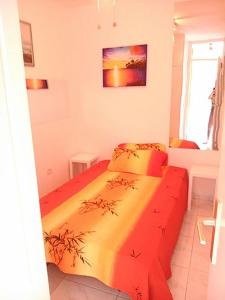 Postel nebo postele na pokoji v ubytování LA MAYOR BUNGAMERICA AU BORD DE L'OCEAN RESIDENTIEL