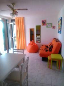 Posezení v ubytování LA MAYOR BUNGAMERICA AU BORD DE L'OCEAN RESIDENTIEL + 5 fotografií