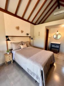 Chalé Rosa Serena في إيمبيتوبا: غرفة نوم بسرير كبير في غرفة