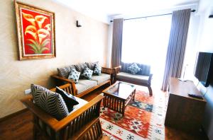 Nelma's Cosy في نوارا إليا: غرفة معيشة مع أريكة وطاولة
