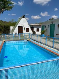 uma grande piscina com um edifício ao fundo em Hotel La Reserva em San Gil