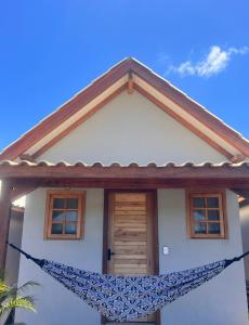 Chalé Rosa Serena في إيمبيتوبا: بيت ستاره ازرق وابيض