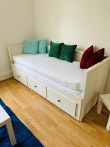 Giường trong phòng chung tại Lovely 2-bed 15 mins walk to The Shard