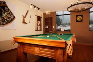 a room with a pool table in a room at Finca Ramos Mejia in Coporaque