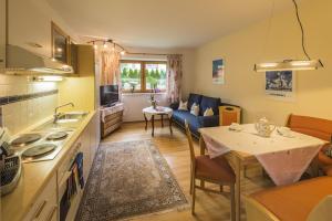 eine Küche und ein Wohnzimmer mit einem Tisch in der Unterkunft Haus Sandra in Kitzbühel