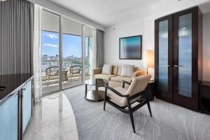 sala de estar con sofá y silla en FontaineBleau Resort Balcony w Ocean + Bay View, en Miami Beach