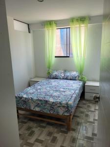 een kleine slaapkamer met een bed en een raam bij MIEL DE LUNA in Cerro Azul