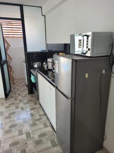 La cuisine est équipée d'un réfrigérateur et d'un four micro-ondes. dans l'établissement MIEL DE LUNA, à Cerro Azul