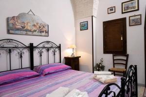 1 dormitorio con 1 cama, 1 mesa y 1 silla en B&B Casina Le Rene, en Poggiardo