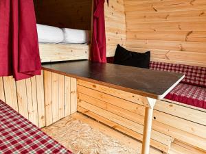 ein kleines Zimmer mit einem Tisch in einer Hütte in der Unterkunft Das Wiesenhaus Wohnen im Schlaffass in Köln