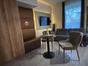 TV a/nebo společenská místnost v ubytování Baobab Suites