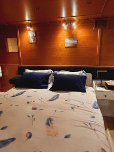 a bedroom with a large bed on a yacht at Gîte Le Sambre in Thuin