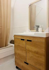 ein Badezimmer mit Waschbecken, Spiegel und Badewanne in der Unterkunft Casa Almonte in Almonte