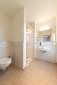 uma casa de banho com um WC e um lavatório em Ammi Hotel Garni em Inning am Ammersee