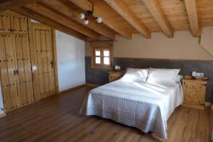 um quarto com uma cama e um tecto de madeira em El Farolillo de Piedra em Montejo de Tiermes