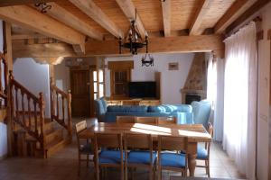 - un salon avec une table et un canapé dans l'établissement El Farolillo de Piedra, à Montejo de Tiermes