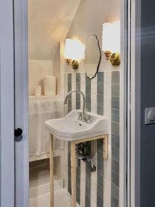 Ein Badezimmer in der Unterkunft La maisonette des bords de Seine