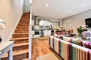 Il comprend un salon avec un canapé et une cuisine. dans l'établissement Magnificent 2 Bed Hyde Park Mews House, à Londres