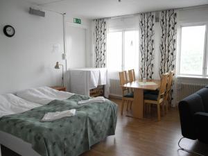 Målilla Hotell & Restaurang tesisinde bir odada yatak veya yataklar