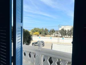 Blick auf ein Auto auf einer Straße vom Balkon aus in der Unterkunft Anis in Sousse