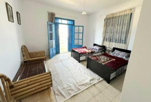 Zimmer mit 2 Betten und einem Fenster in der Unterkunft Anis in Sousse