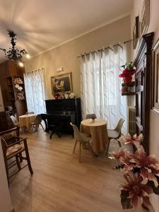 a living room with a table and a piano at B&B PALAZZO SASSATELLI in Cascia